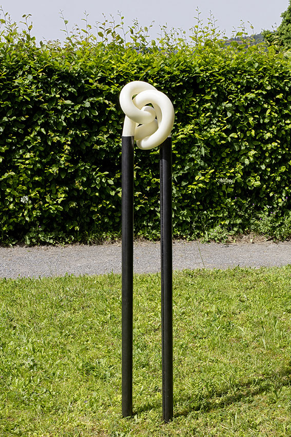 Zwischen V