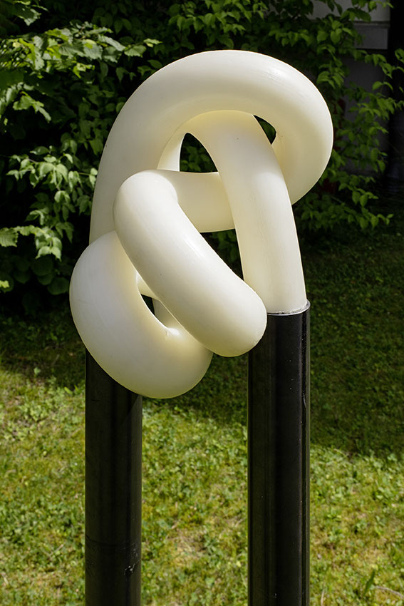 Zwischen V