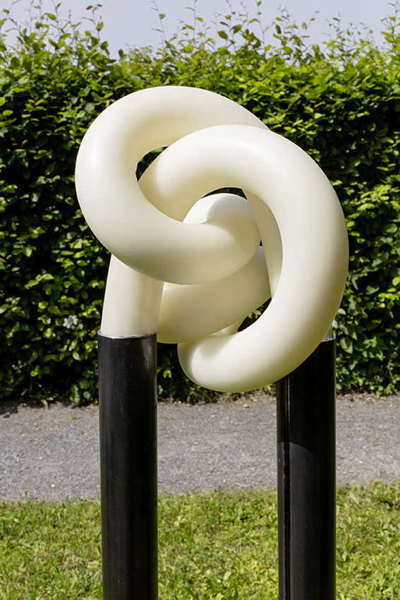Zwischen V